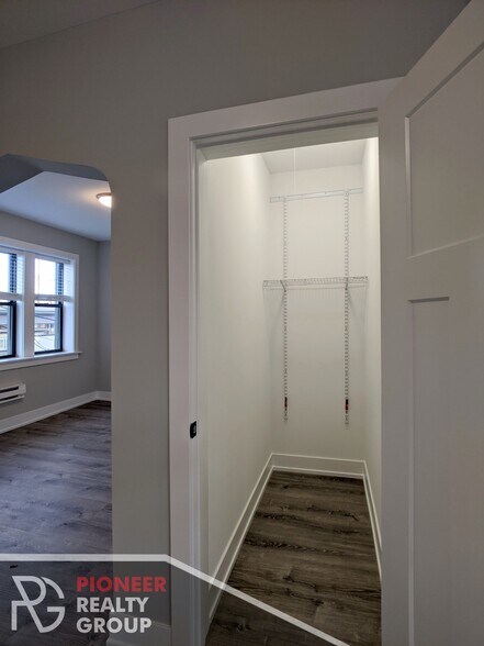 Building Photo - 4417 N Wolcott Ave