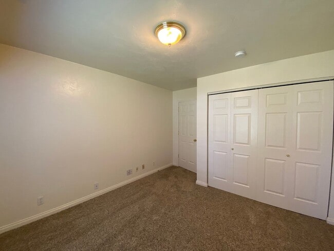 Building Photo - Charming Veneta Home!