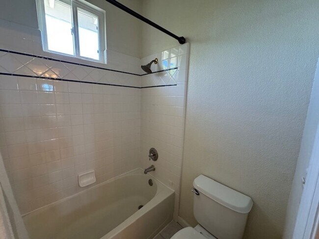 Building Photo - Gorgeous 5 bedroom + office, 4.5 bath Alam...