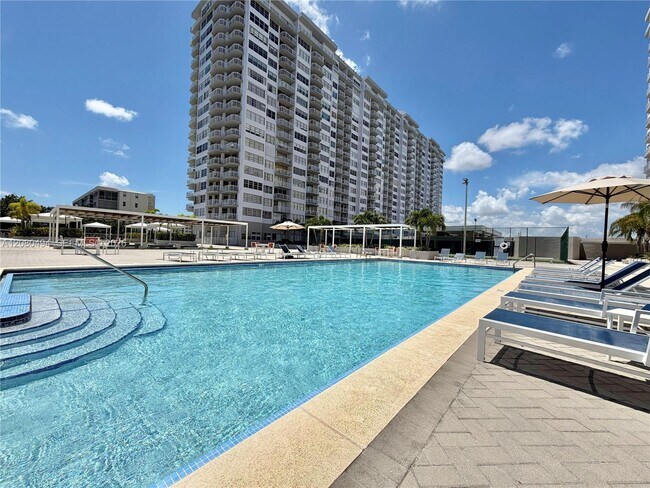 Building Photo - 18081 Biscayne Blvd