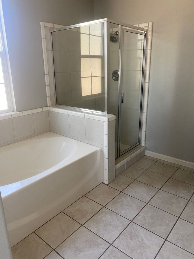 Building Photo - 5 bedroom 3 bathroom in Hanford!