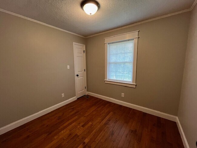Building Photo - Updated 3 bed 2 bath house with yard and b...