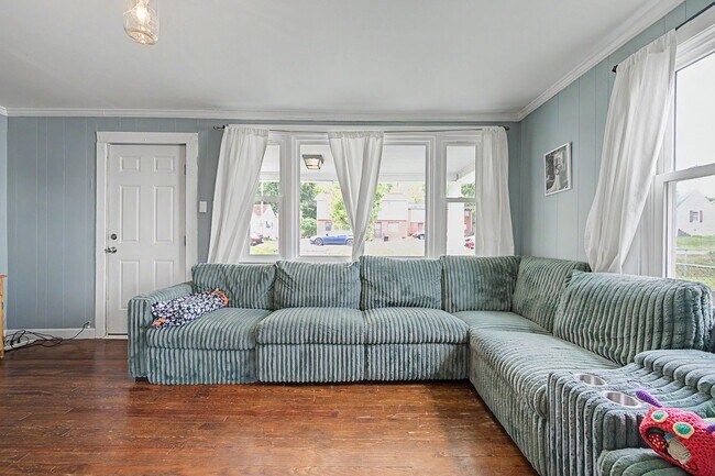 Building Photo - Spacious 5-Bedroom Home Near Radford University