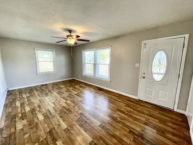 Building Photo - 3 Bedroom, 1.5 Bath RANCH Style NEST