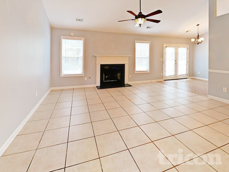 Building Photo - 923 Laurel Green Ln NE