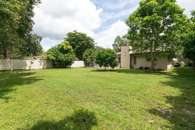 Building Photo - 423 Whispering Oaks Ct