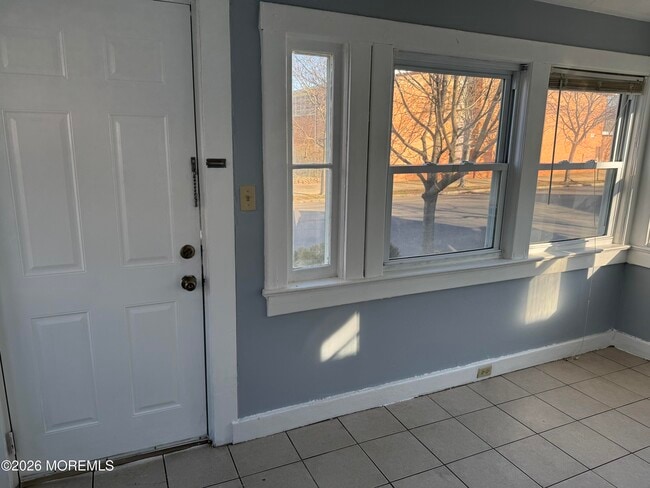 Building Photo - 811 Central Ave