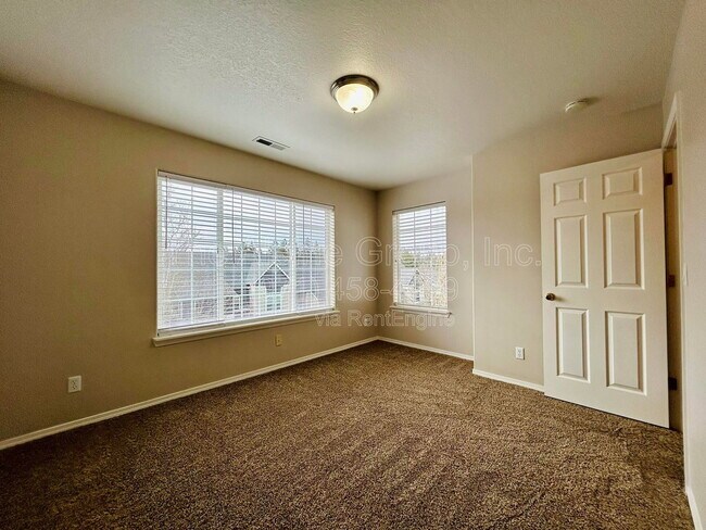 Building Photo - 10691 SW Celeste Ln