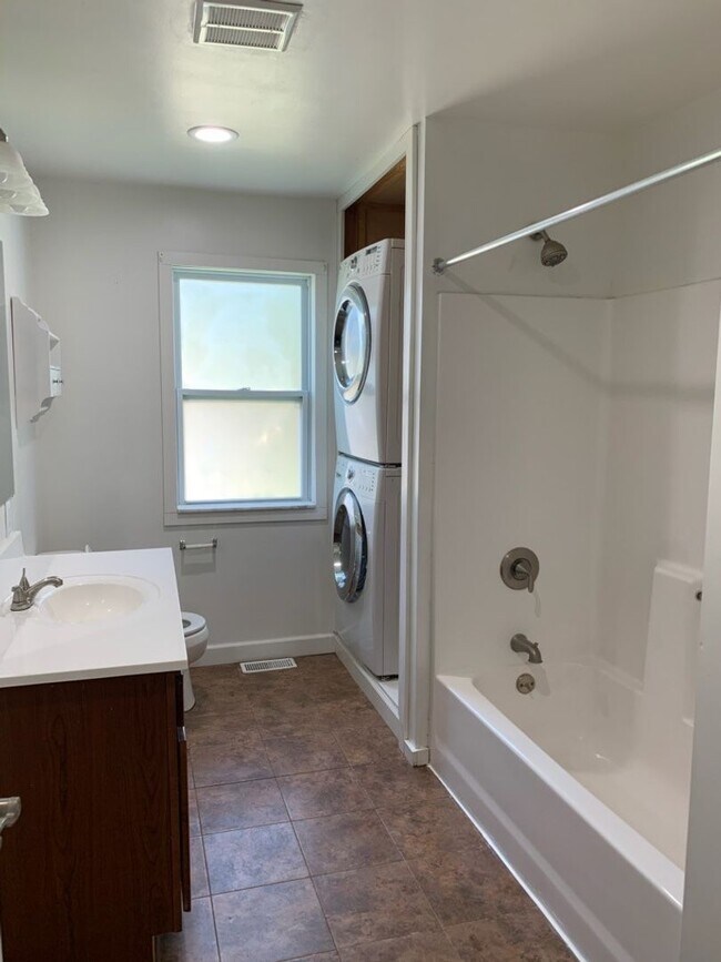 Building Photo - LIVE IN DOWNTOWN HOWELL! 3 BEDROOM HOUSE FOR LEASE