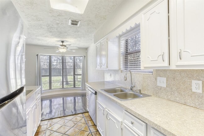 Building Photo - 7003 Oak Bough Dr