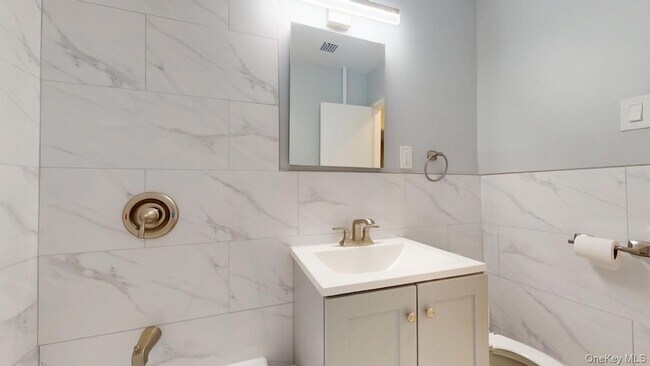 Building Photo - 66-15 Thornton Pl