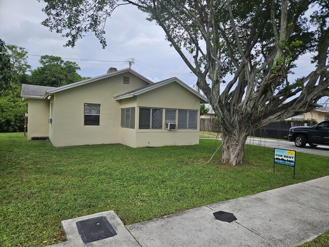 Primary Photo - 2121 NW 28th St