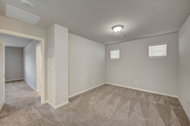Building Photo - Spacious 4 Bedroom Home!