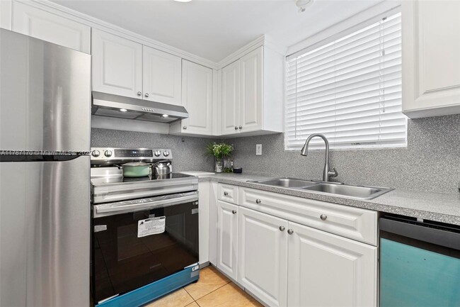 Building Photo - 9375 Fontainebleau Blvd