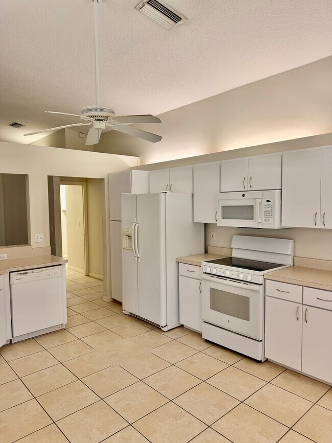 Building Photo - 2509 6th Ct E