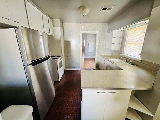 Building Photo - Nice 3 Bedroom 1 Bathroom Home With Detach...