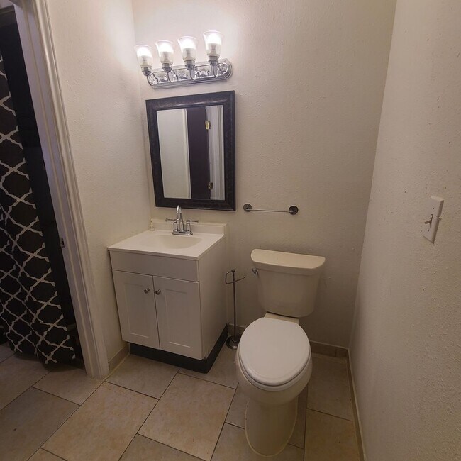 Building Photo - Spacious 2 BR/2.5 bath townhome near the Medical Center w/a fenced in yard!