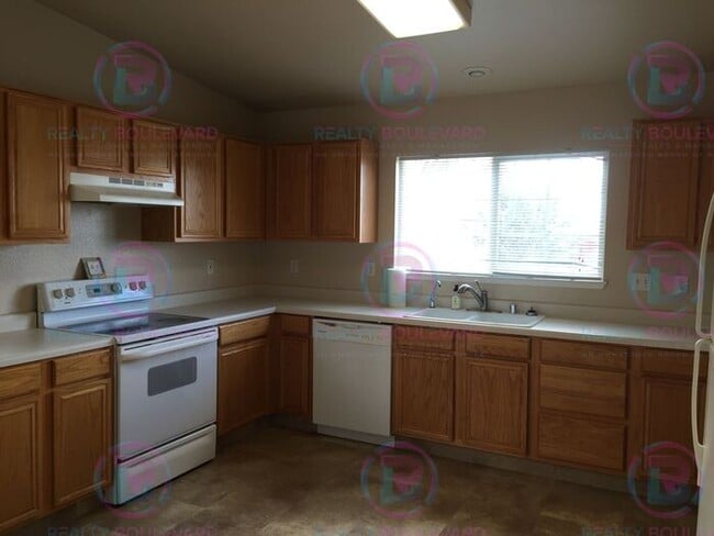 Building Photo - Beautiful 3BR 2 Bath home with RV Parking!...