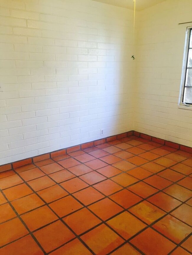 Building Photo - Charming Sam Hughes!