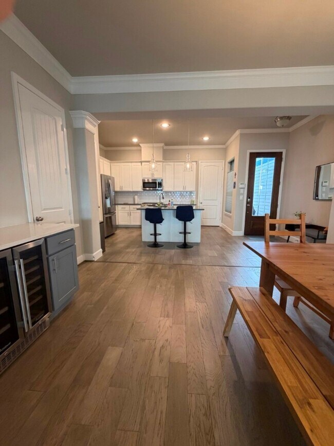 Building Photo - 4610 Center St