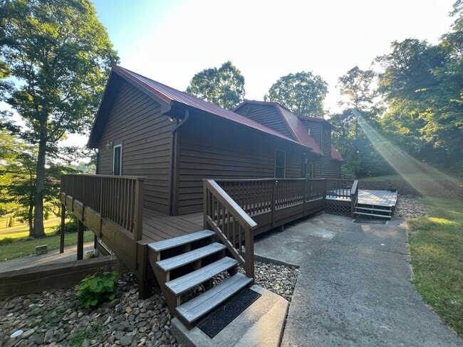 Building Photo - Large 2story in Kodak! Available Now!