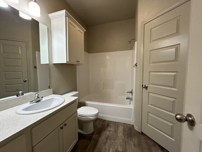 Building Photo - Beautiful Townhome Located Near Texas Tech...