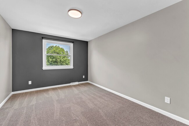 Building Photo - 52 Sebring Dr
