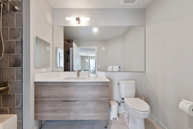 Building Photo - 823 N Clark St