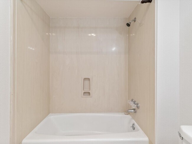 Building Photo - Spacious 4-Bed, 2-Bath Home | Large Backyard| Quick Access to Highway 528 and Other Routes| Pre-L...