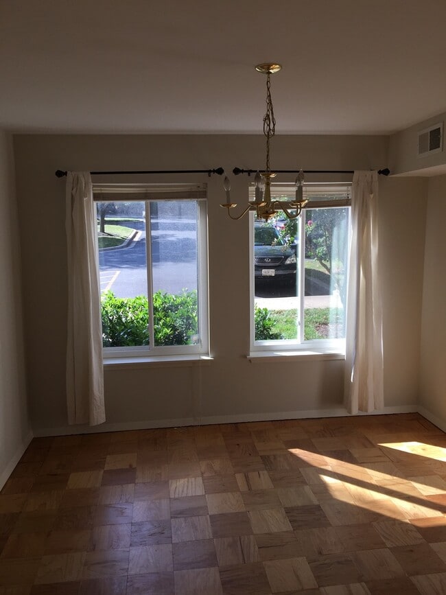 Building Photo - Large 2BR/1BA condo in gated community. Walking distance to Metro.