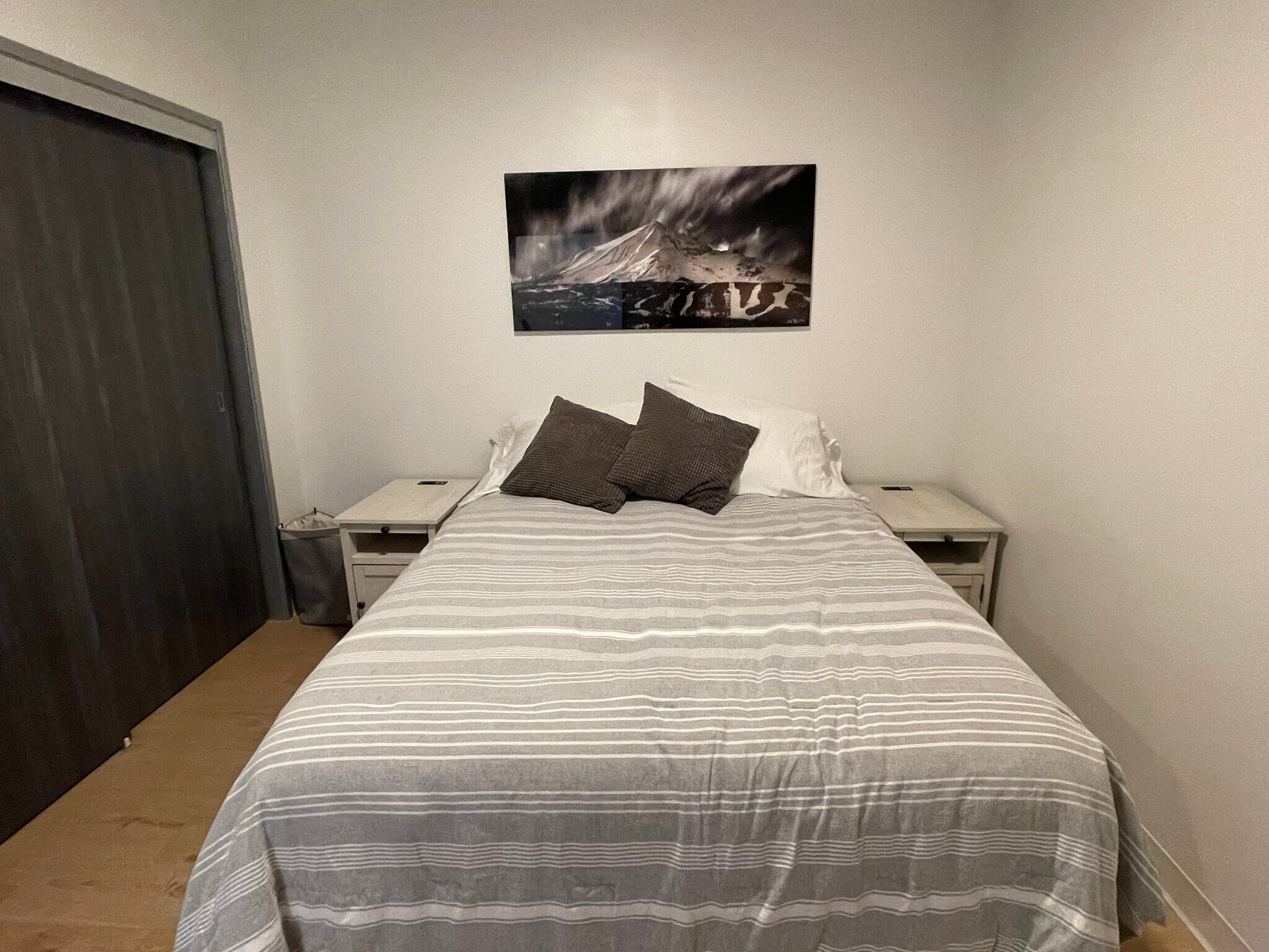 queen bed - 718 W Babcock St