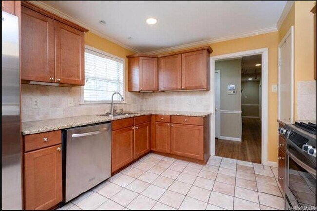 Building Photo - 32 Lenon Dr