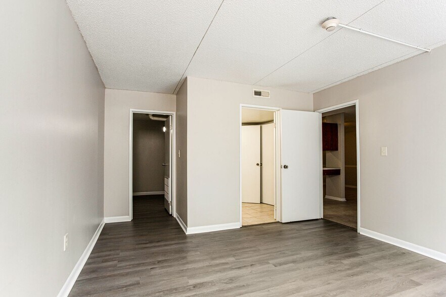 Building Photo - 915 S Seminole Dr