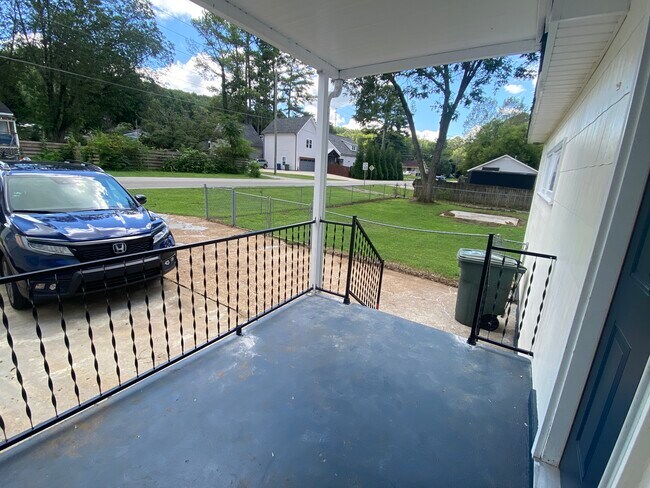 Building Photo - 1622 McCullough Ave NE