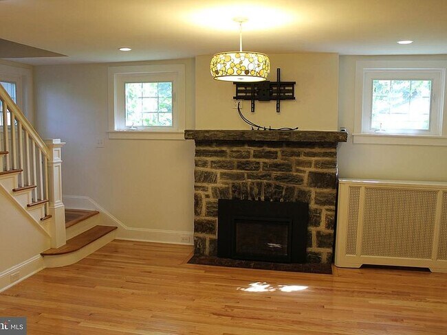 Building Photo - 744 Rydal Rd