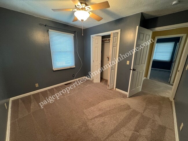 Building Photo - Village Green Home