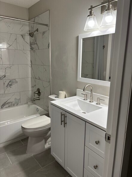 Main bath - 927 Capri Isles Blvd