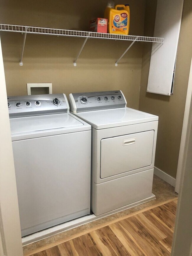 Building Photo - Stunning Down Town Condo in Secure Building