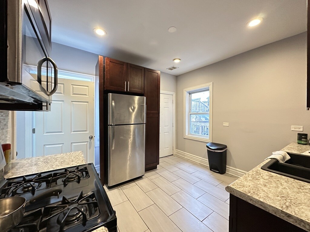 Building Photo - 723 N Elizabeth St