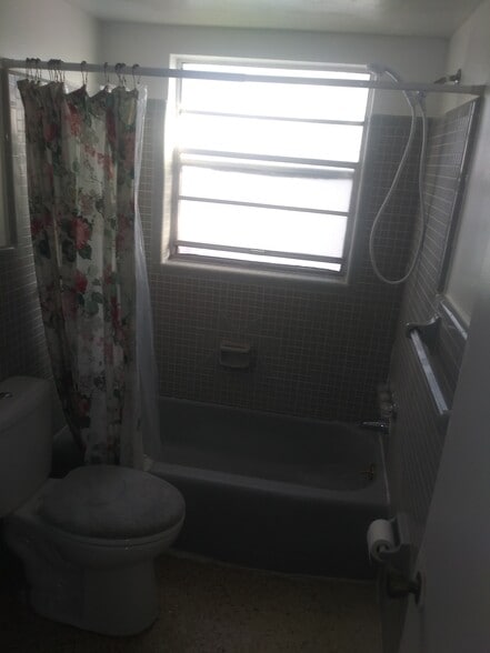 BATH - 1540 Pasadena Dr