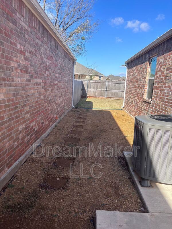 Building Photo - 2819 Clifton Ter