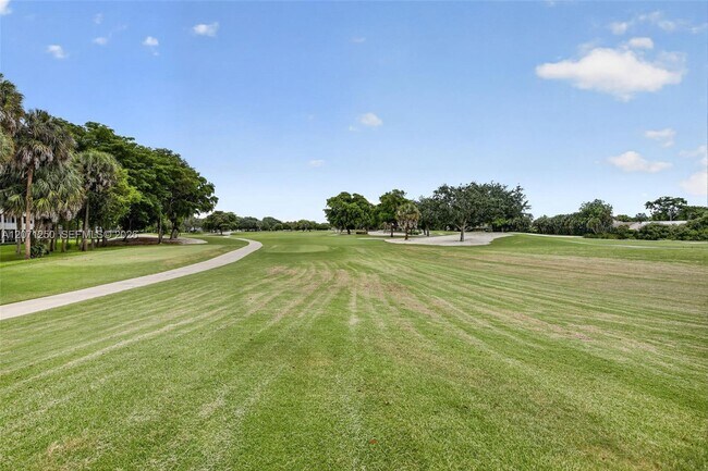 Building Photo - 250 Jacaranda Dr