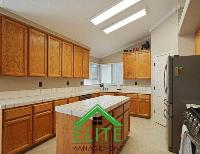 Building Photo - Spacious 4-Bedroom, 3-Bath Home in Desirab...