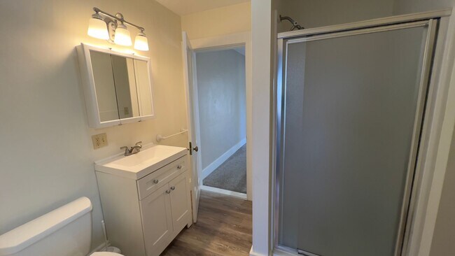 Building Photo - Spacious Sunny 2 BR-Walk to Downtown-Laund...