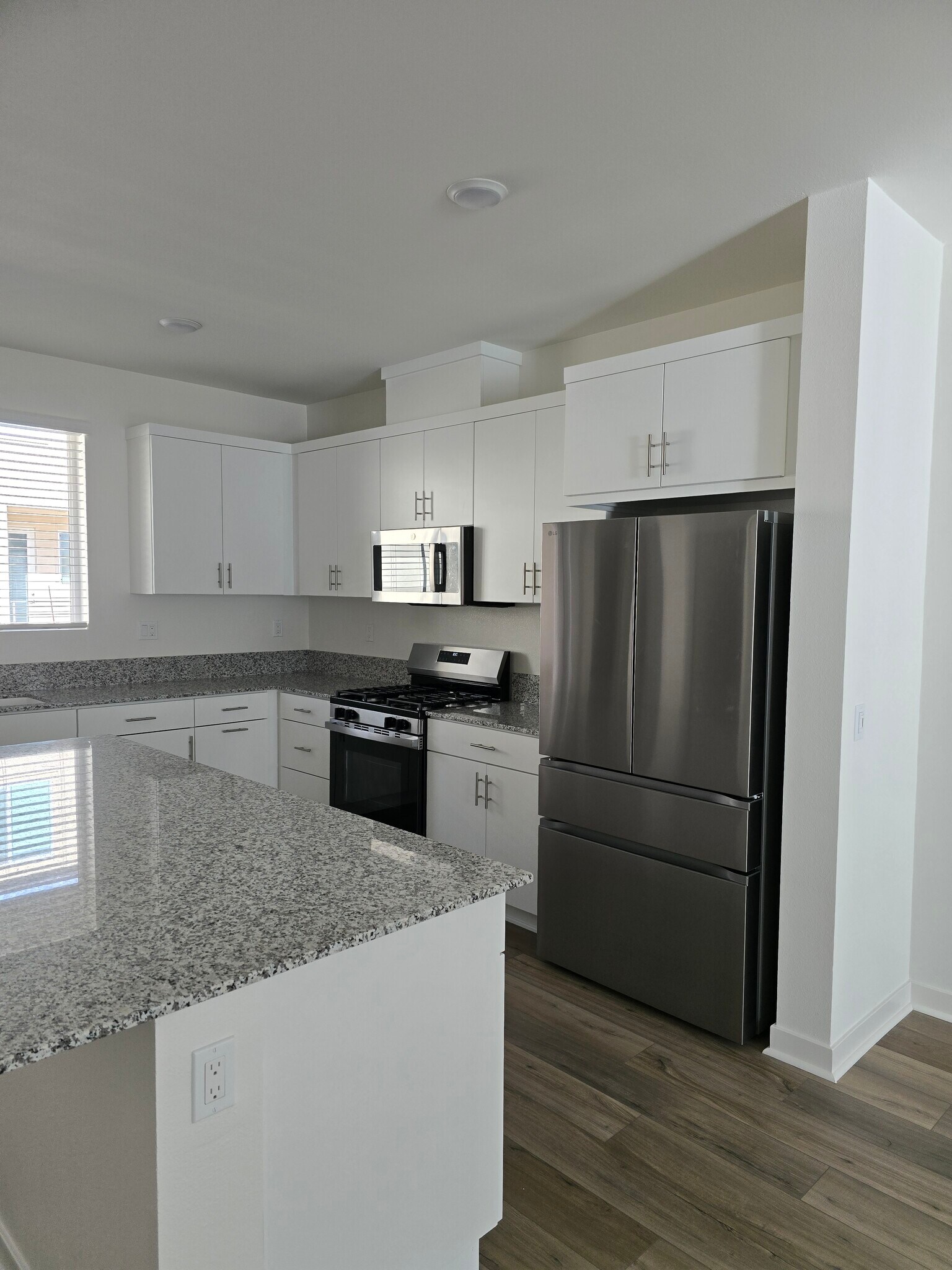 Building Photo - 5350 Seacliff Pl
