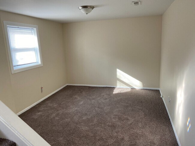 Building Photo - 4 Bedroom Home