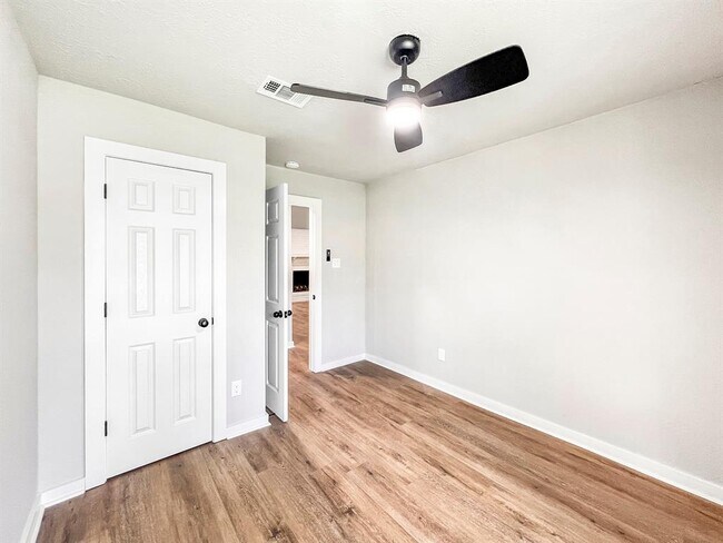 Building Photo - 23207 Naples Dr