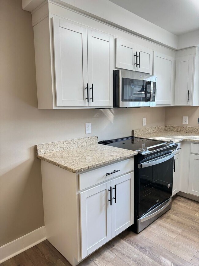 Building Photo - Great Location! 3Bd/2Ba Remodeled Home on ...