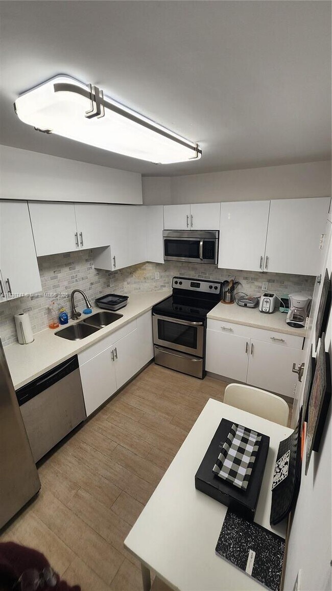 Building Photo - 500 Bayview Dr