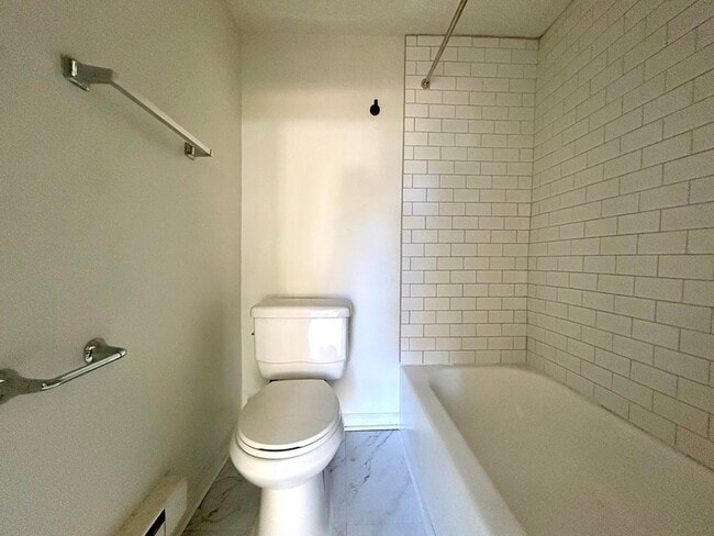 Building Photo - 532 E Iredell Ave